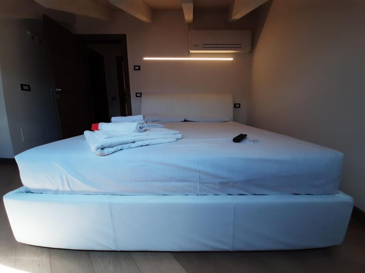 Bmp Apartment Deluxe 1 Jacuzzi Riscaldata Privata Vista Lago Di Garda برنزوني سول جاردا المظهر الخارجي الصورة