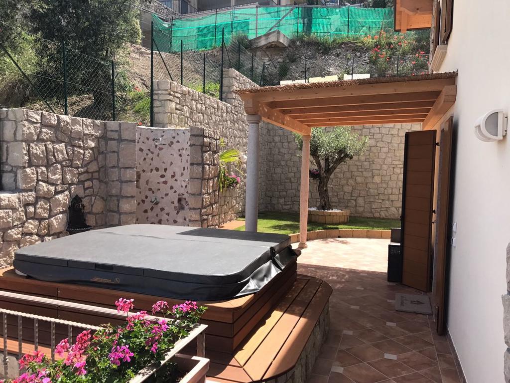 Bmp Apartment Deluxe 1 Jacuzzi Riscaldata Privata Vista Lago Di Garda برنزوني سول جاردا المظهر الخارجي الصورة